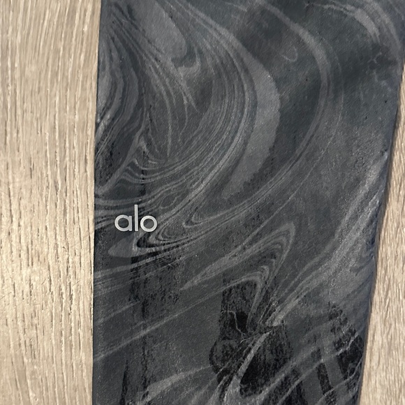 ALO Yoga Airbrush Workout Athletic Lounge Marbled Black Gray Casual Leggings - Picture 12 of 13
